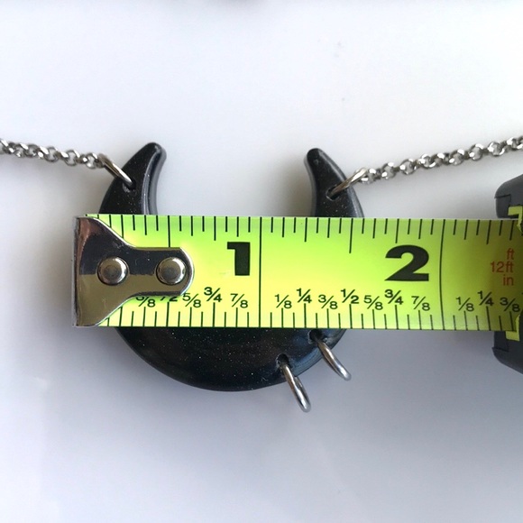 Black & glitter resin pierced moon necklace - Picture 13 of 13